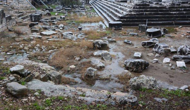 Didim'deki Apollon Tapınağı'nda oluşan su birikintileri