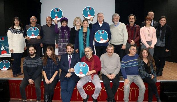 İzmir'de perde "yaşamak" temasıyla açılıyor