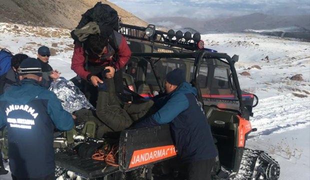 Erciyes'te mahsur kalan dağcıları jandarma kurtardı