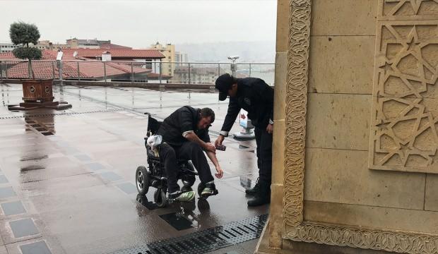 Abdest almakta zorlanan engelliye polis yardım etti