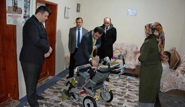 Kaymakam Alibeyoğlu'dan engelli çocuğa tekerlekli sandalye