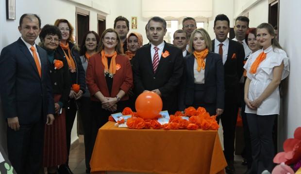Nüfus çalışanları farkındalık için "turuncu" giydi