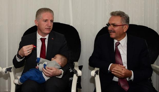 Vali Gül'den beşiz bebeklerin ailesine "siz zahmet etmeyin" ziyareti