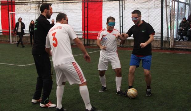 Gözlerini bağlayıp görme engellilerle maç yaptılar