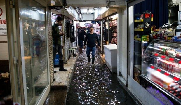 Sağanak yağış İzmir'de su baskınlarına yol açtı