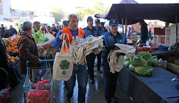 Adana'da pazarda bez torba dağıtıldı