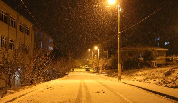 Manisa'da kar yağışı