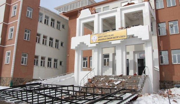 Karlıova'da okulun sundurması çöktü