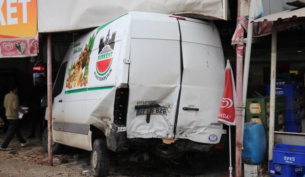 Diyarbakır'da otomobil minibüse çarptı: 2 yaralı