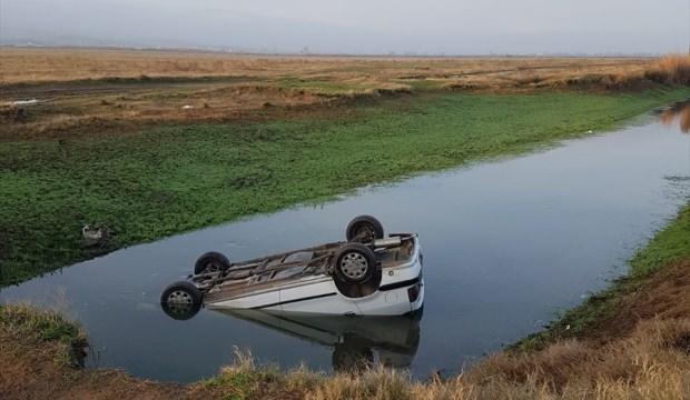 Balıkesir'de otomobil su kanalına devrildi: 2 ölü