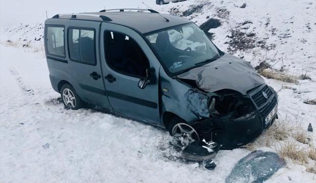 Kars'ta otomobil şarampole devrildi: 3 yaralı