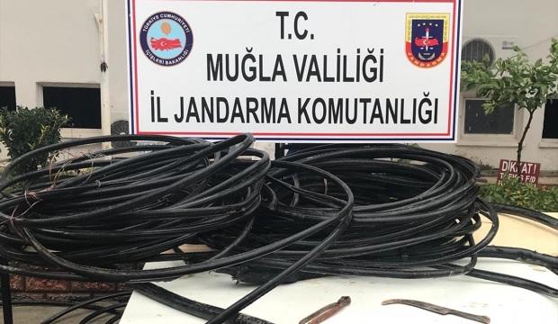 Muğla'da telefon direklerinden kablo çalan 3 kişi suçüstü yakalandı