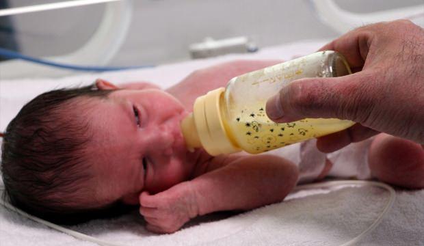 16 saatlik bebeğe ameliyatla yemek borusu takıldı