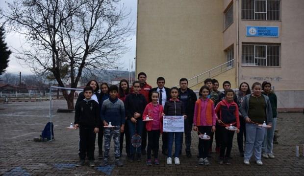 Burdur'da köy okuluna spor malzemesi yardımı