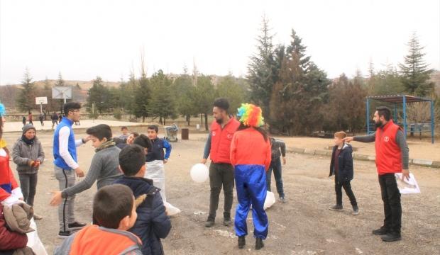 Gençlik Merkezinden köy okulu öğrencilerine eğlence programı