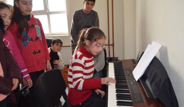 Köy okulunda öğrencilere piyano eğitimi