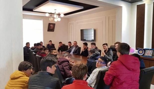 Karahan, sosyal medyadan çay daveti yaptığı gençlerle bir araya geldi