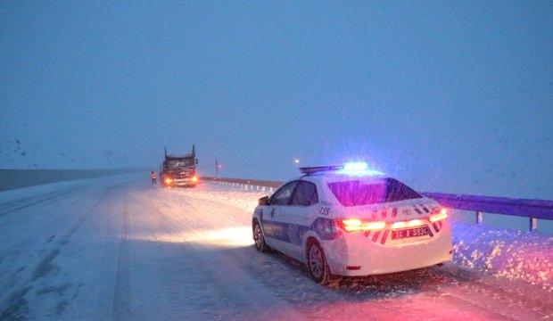Erzincan'da kar yağışı ve tipi ulaşımı olumsuz etkiledi