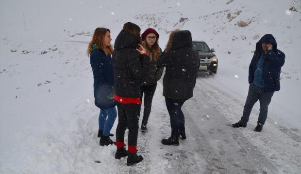 Karda mahsur kalan öğretmenler kurtarıldı