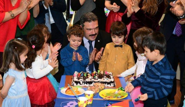 AÜ Rektörü Çomaklı çocuklarla yeni yılı kutladı