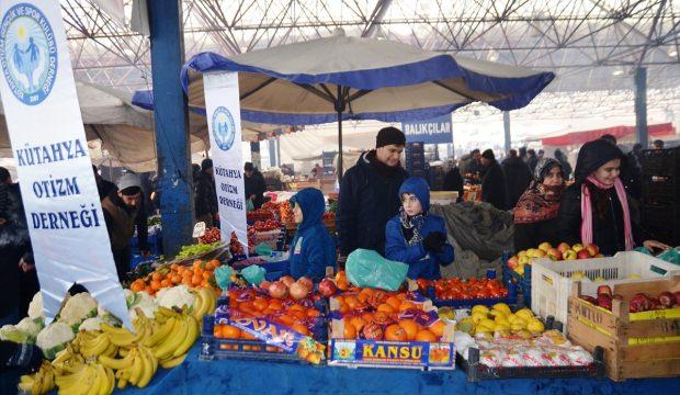 Otizmli çocuklar pazarda sebze meyve sattı