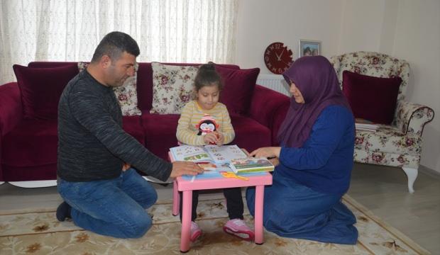 Skolyoz hastası kızlarının tedavisi için yardım bekliyorlar