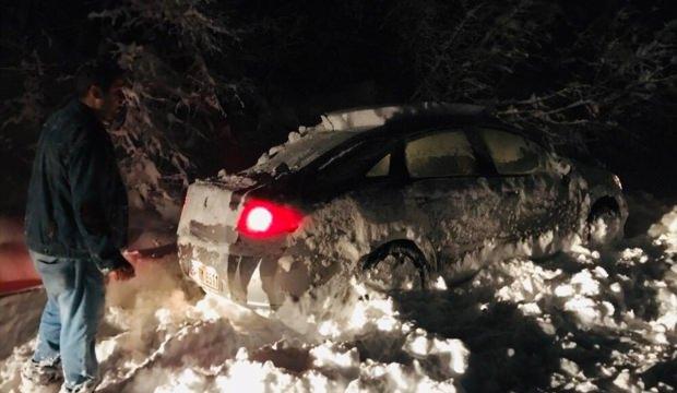 Karda mahsur kalan 3 kişiyi belediye ekipleri kurtardı
