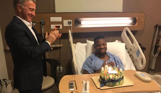 Onazi'ye hastane odasında doğum günü sürprizi