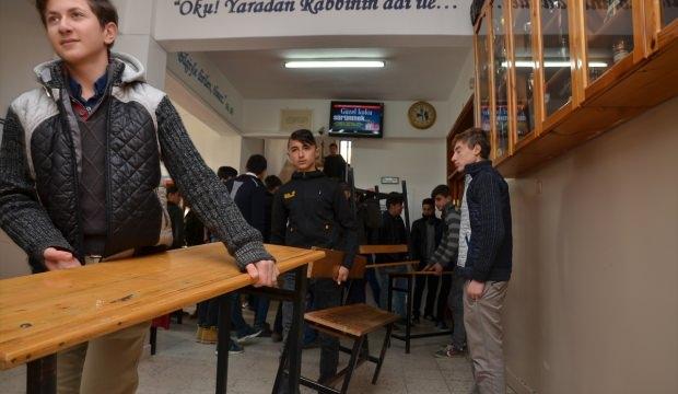 Çorum'dan Afrin'e 1 tır okul yardımı
