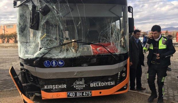 Kırşehir'de halk otobüsü ile servis aracı çarpıştı: 6 yaralı