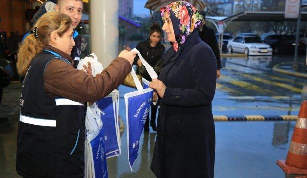 Aydın'da belediyeden bez torba dağıtımı