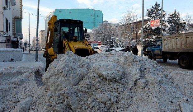 Ardahan'da kar birikintileri kent dışına taşındı