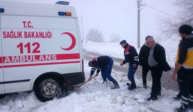Karda mahsur kalan ambulans jandarma ekiplerince kurtarıldı