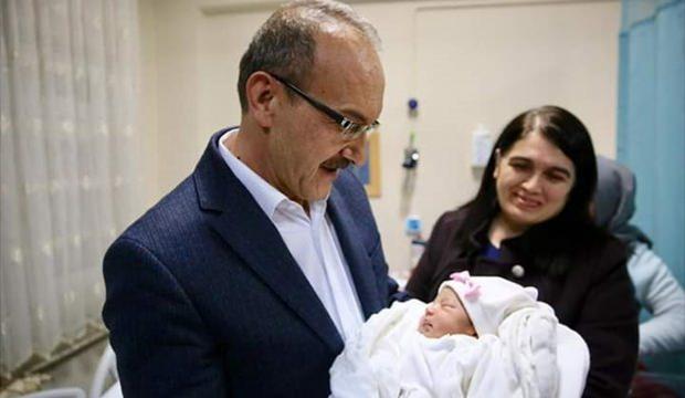 Vali Yavuz yeni doğan bebeğe isim verdi