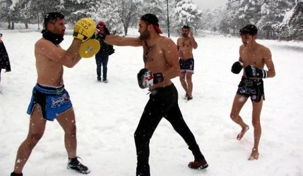 Milli sporcular dondurucu soğukta idman yaptı!
