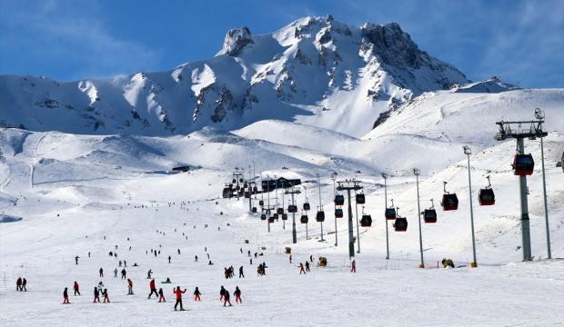 Erciyes'te güneşli havada kayak keyfi