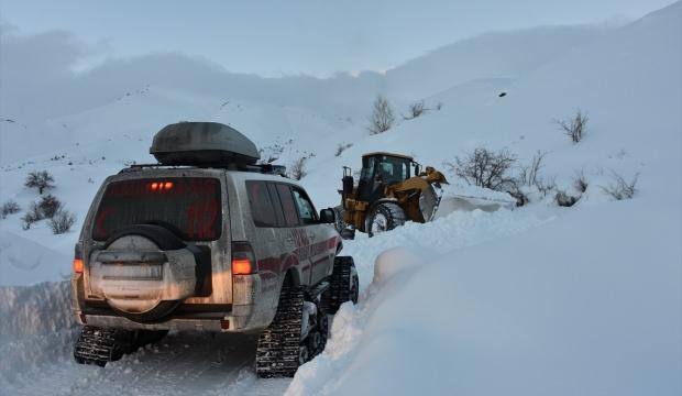 Yolu kardan kapanan köylerdeki hastalar paletli ambulansla kurtarıldı