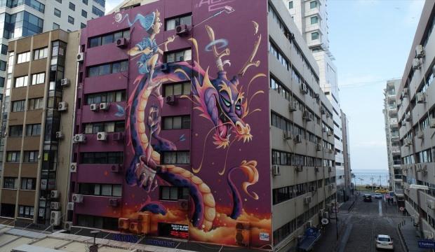 Sanatçılar İzmir'in duvarlarını tuvale çevirdi