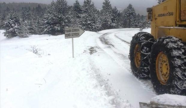 Boyabat'ta kar nedeniyle kapanan yollar açıldı