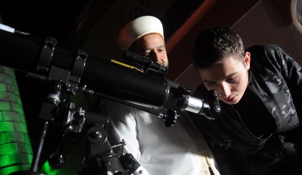 Teleskopla çocukların ve gençlerin ilgisini camiye çekiyor
