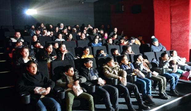 Yetim çocuklara sinema sürprizi