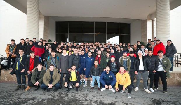 Yurt dışında yaşayan gençler Fenerbahçeli futbolcularla buluştu