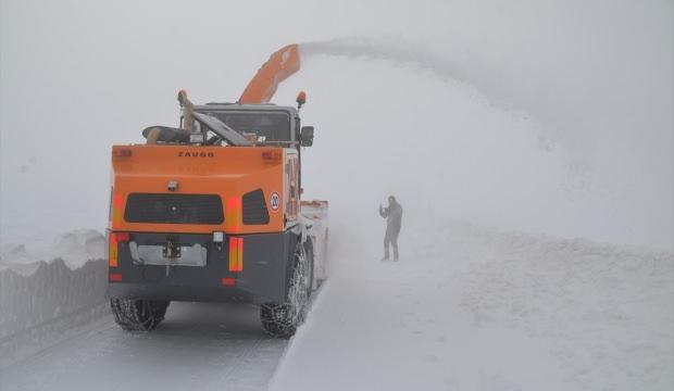 Kar kalınlığının 6 metreye ulaştığı kara yolu açılmaya çalışılıyor