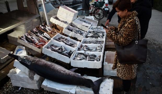 Balıkçıların ağına 70 kiloluk kılıç balığı takıldı