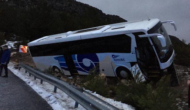 Antalya'da otobüs yoldan çıktı