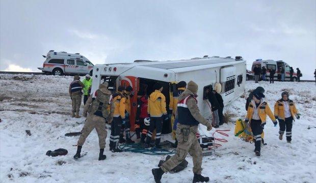 Sivas'ta yolcu otobüsü devrildi: 10 yaralı