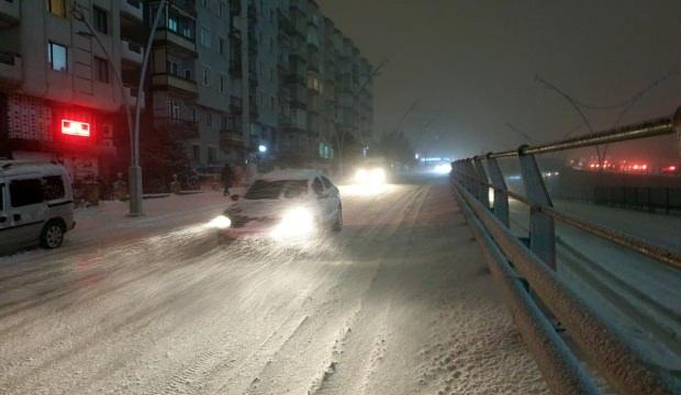Uşak'ta yoğun kar ulaşımı etkiliyor