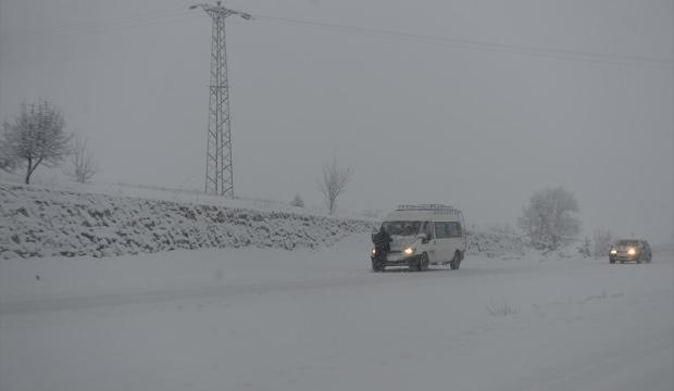Tokat'ta kar yağışı ulaşımı aksattı