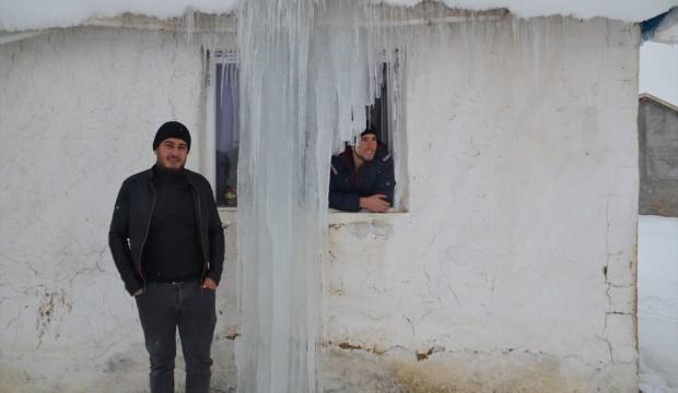 Muş'ta çatılarda 3 metrelik buz sarkıtları oluştu
