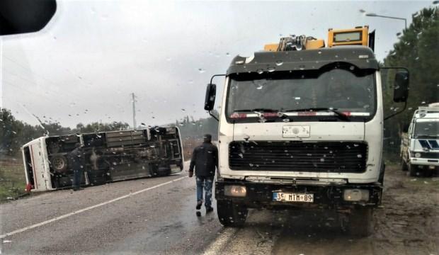 İzmir'de işçi servisi devrildi: 17 yaralı